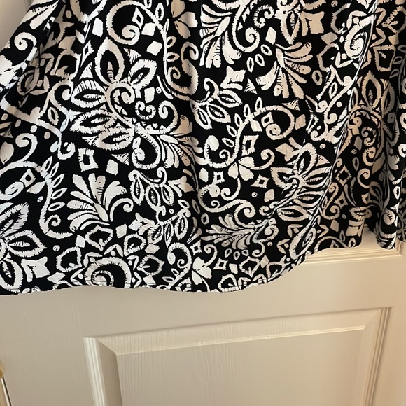 Croft and Barrow Size 12 Black and White Skirt - Picture 3 of 5